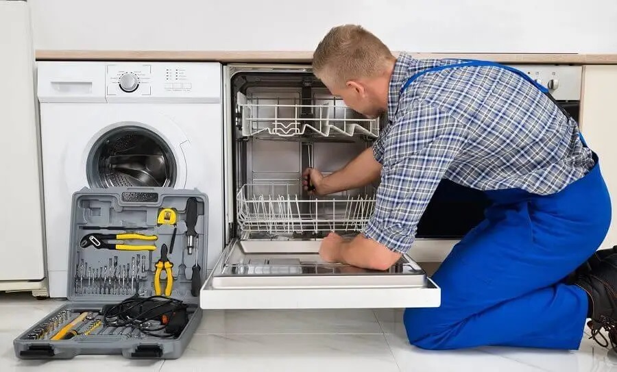 Köşk Panasonic servisi teknisyen ekibi beyaz eşya tamiri yaparken